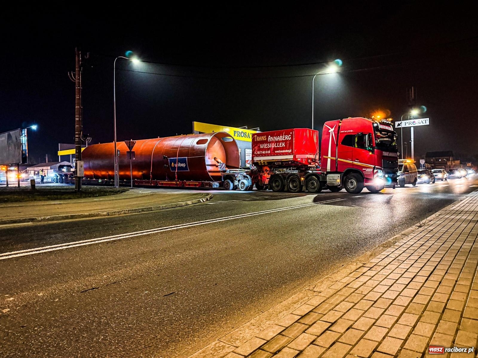 Zdjęcie w galerii na portalu naszraciborz.pl: Potężny akumulator ruszył z Raciborza do Żywca. Nie obyło się bez problemów [FOTO i WIDEO] wiadomości z regionu