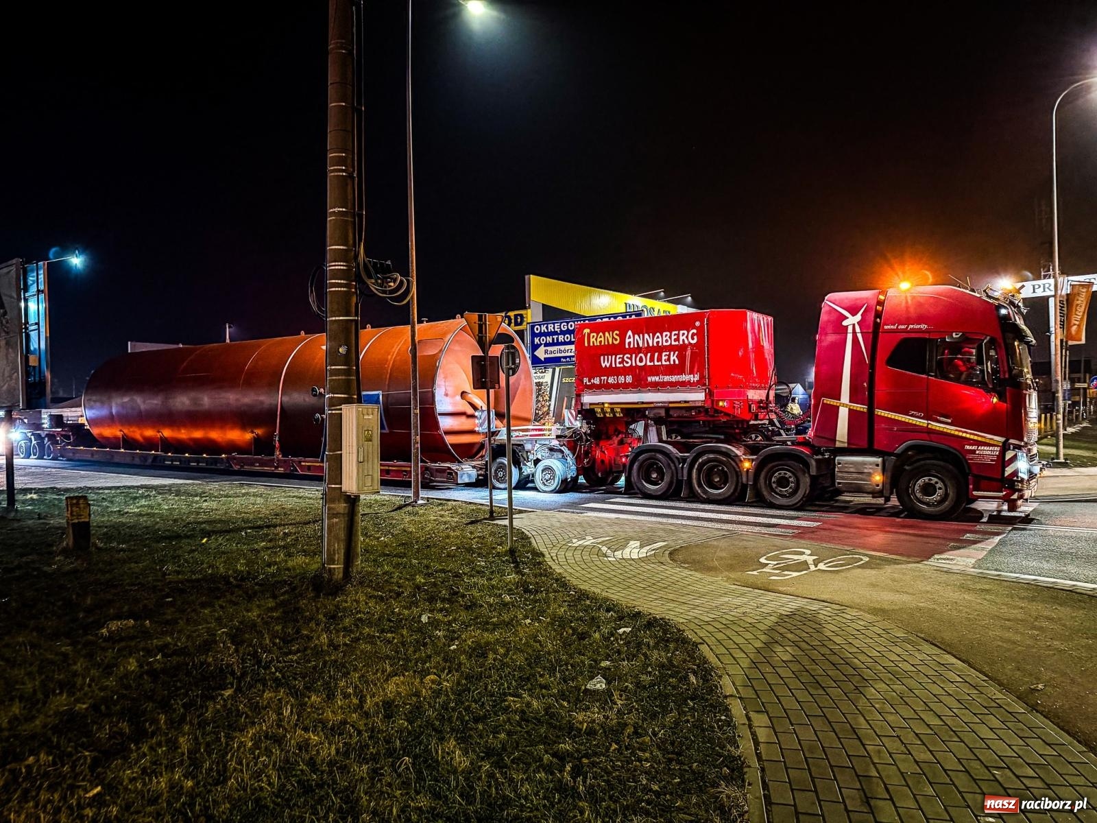 Zdjęcie w galerii na portalu naszraciborz.pl: Potężny akumulator ruszył z Raciborza do Żywca. Nie obyło się bez problemów [FOTO i WIDEO] wiadomości z regionu