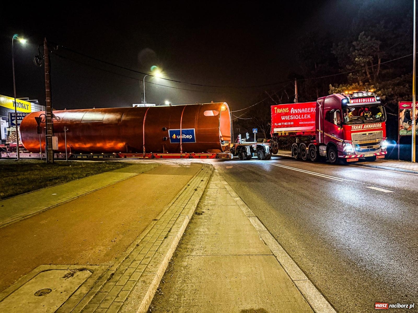 Zdjęcie w galerii na portalu naszraciborz.pl: Potężny akumulator ruszył z Raciborza do Żywca. Nie obyło się bez problemów [FOTO i WIDEO] wiadomości z regionu