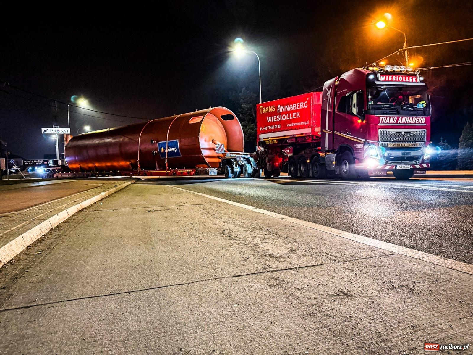 Zdjęcie w galerii na portalu naszraciborz.pl: Potężny akumulator ruszył z Raciborza do Żywca. Nie obyło się bez problemów [FOTO i WIDEO] wiadomości z regionu