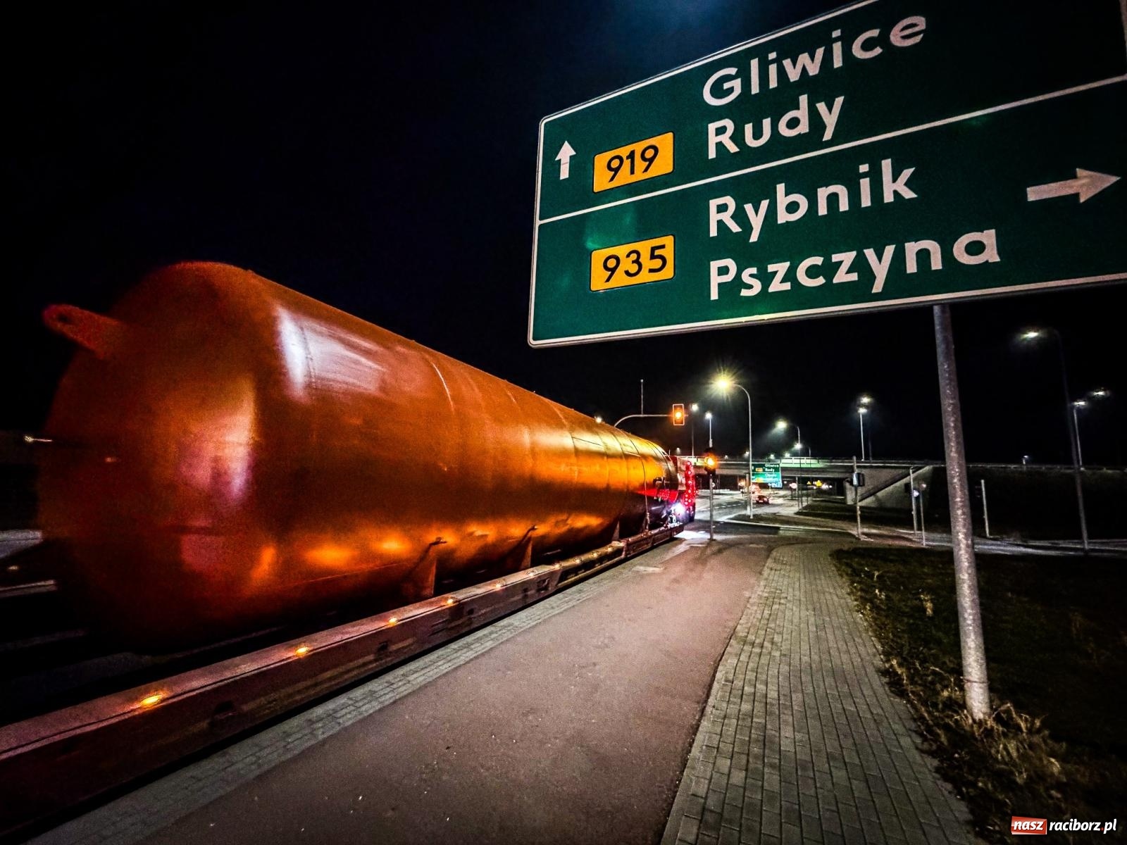 Zdjęcie w galerii na portalu naszraciborz.pl: Potężny akumulator ruszył z Raciborza do Żywca. Nie obyło się bez problemów [FOTO i WIDEO] wiadomości z regionu