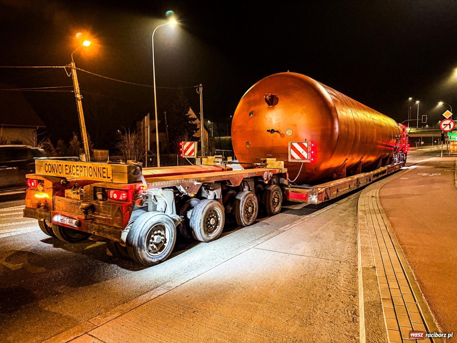 Zdjęcie w galerii na portalu naszraciborz.pl: Potężny akumulator ruszył z Raciborza do Żywca. Nie obyło się bez problemów [FOTO i WIDEO] wiadomości z regionu