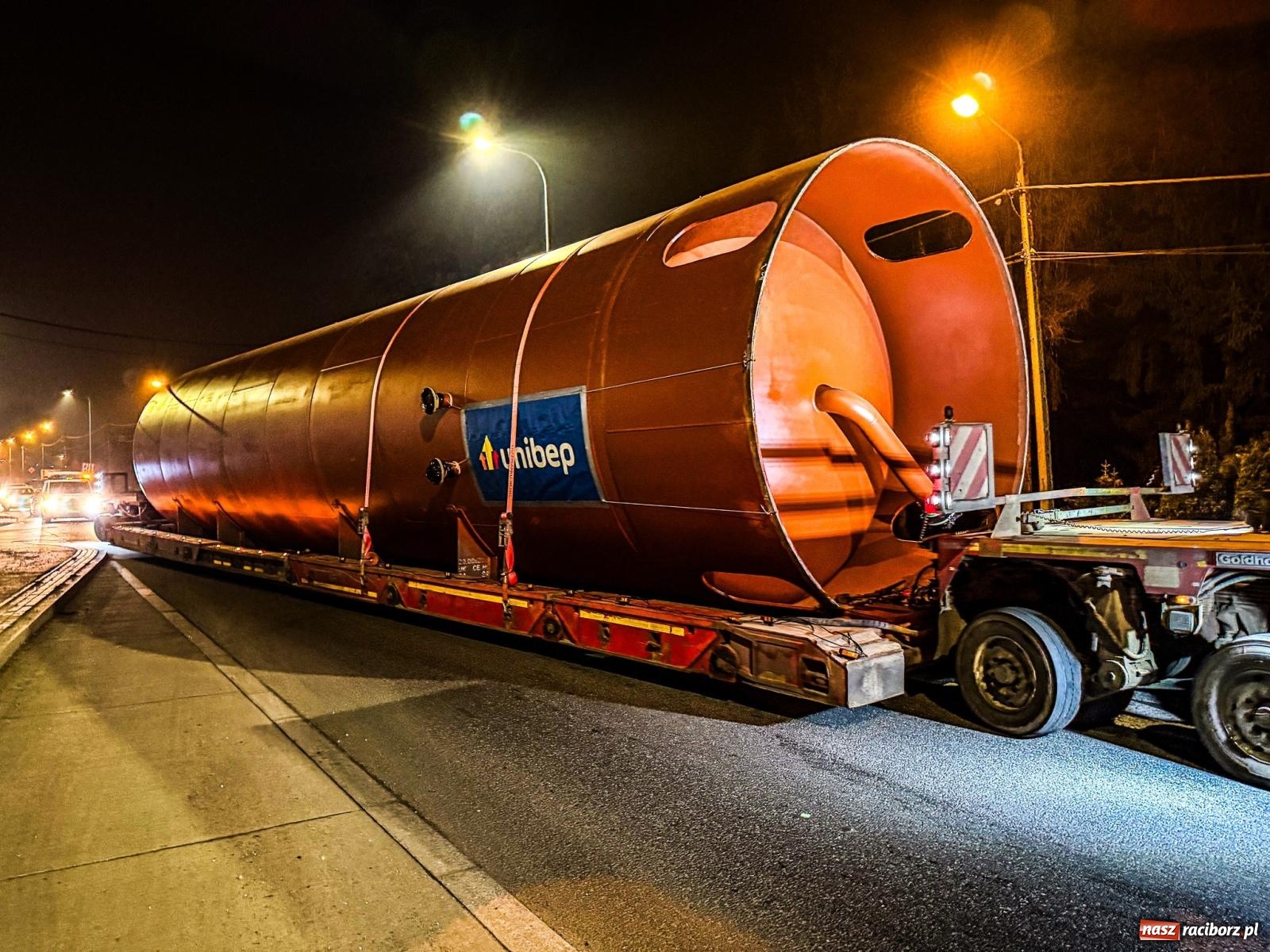Zdjęcie w galerii na portalu naszraciborz.pl: Potężny akumulator ruszył z Raciborza do Żywca. Nie obyło się bez problemów [FOTO i WIDEO] wiadomości z regionu