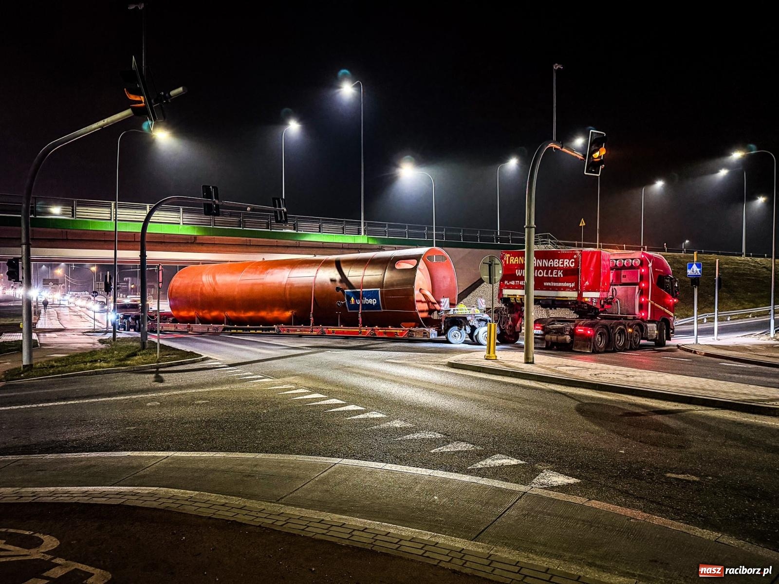 Zdjęcie w galerii na portalu naszraciborz.pl: Potężny akumulator ruszył z Raciborza do Żywca. Nie obyło się bez problemów [FOTO i WIDEO] wiadomości z regionu