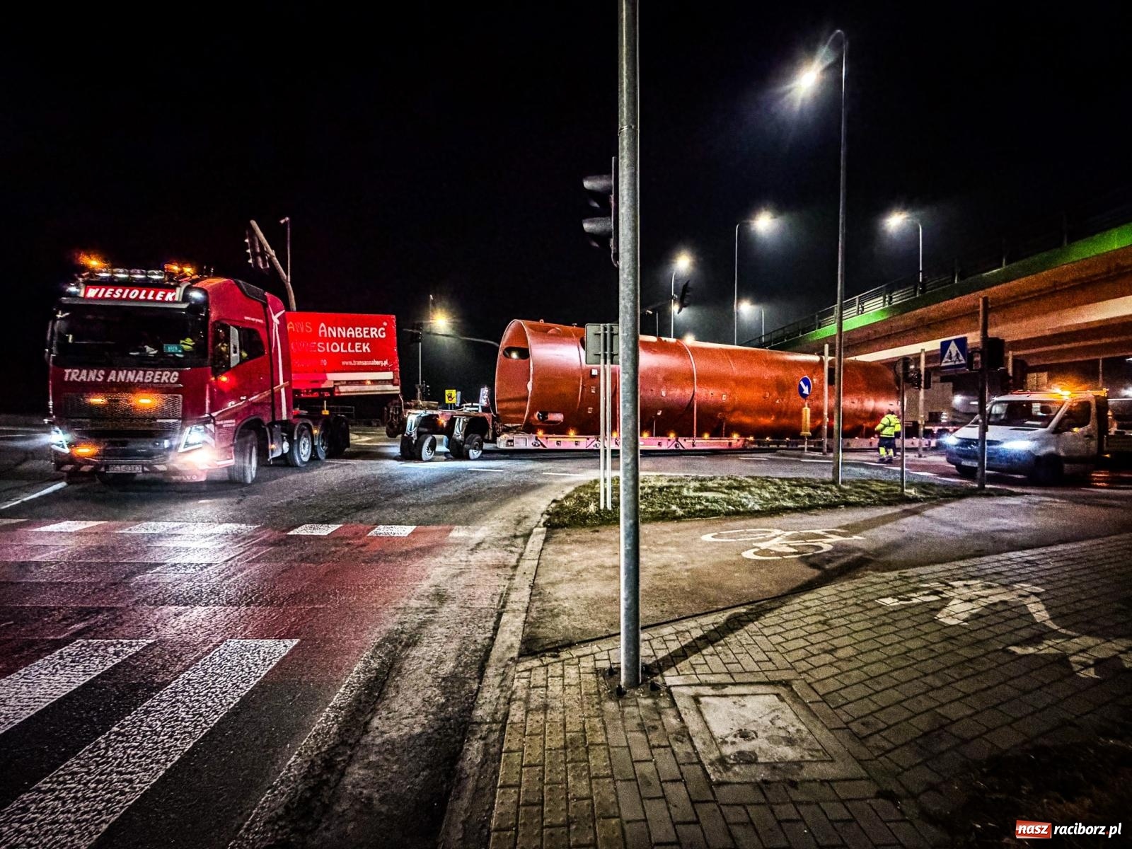 Zdjęcie w galerii na portalu naszraciborz.pl: Potężny akumulator ruszył z Raciborza do Żywca. Nie obyło się bez problemów [FOTO i WIDEO] wiadomości z regionu