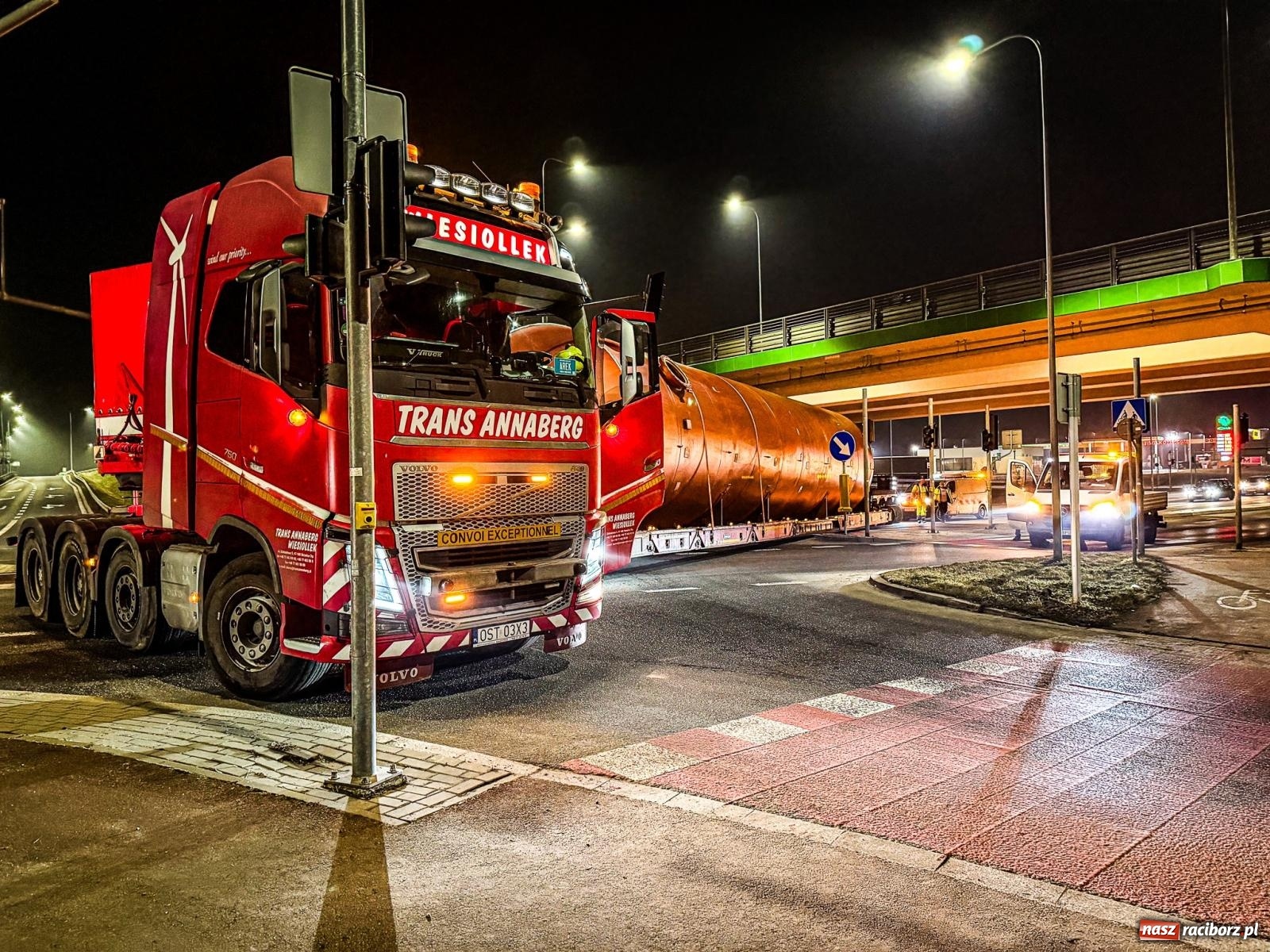 Zdjęcie w galerii na portalu naszraciborz.pl: Potężny akumulator ruszył z Raciborza do Żywca. Nie obyło się bez problemów [FOTO i WIDEO] wiadomości z regionu