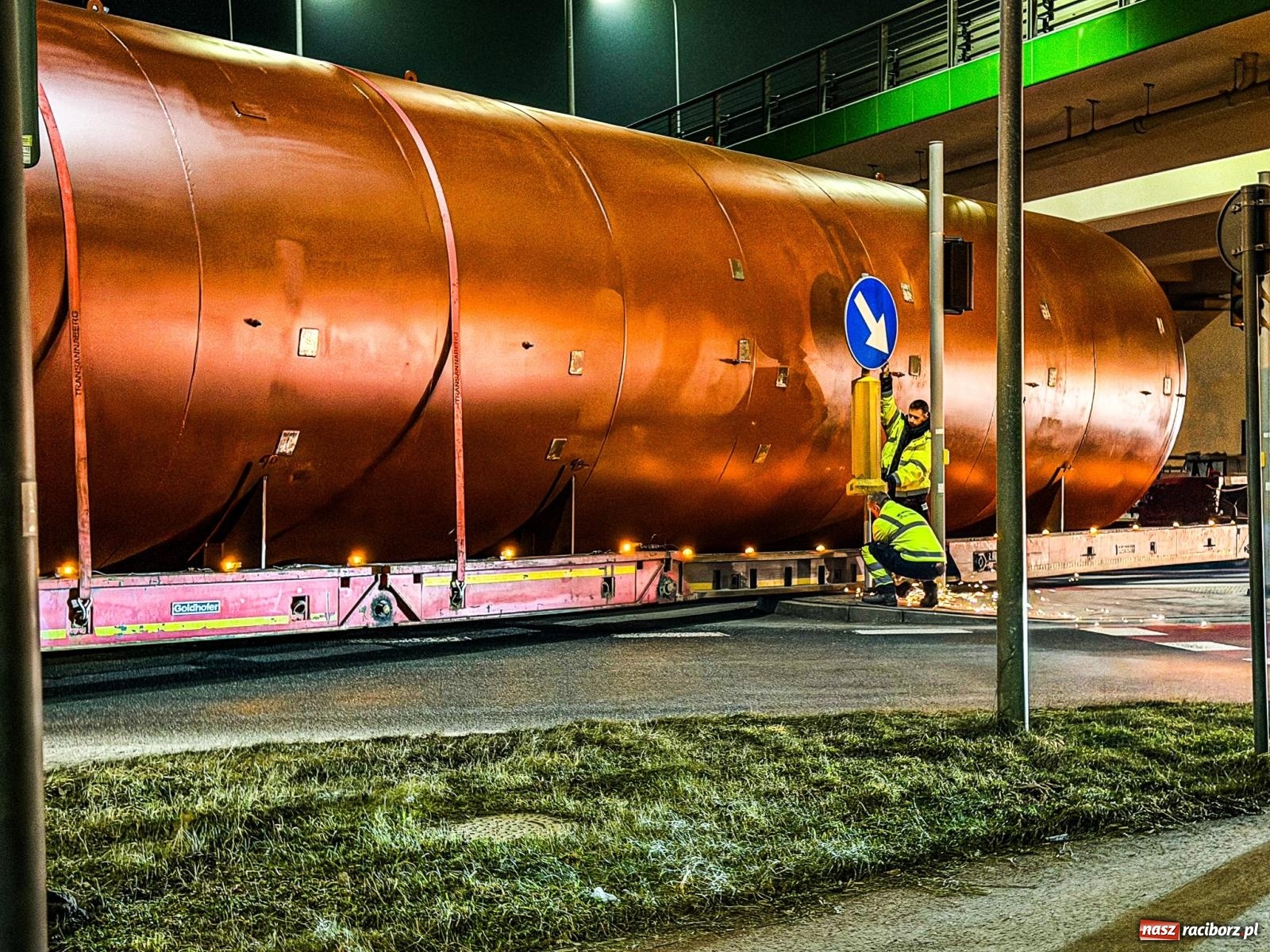 Zdjęcie w galerii na portalu naszraciborz.pl: Potężny akumulator ruszył z Raciborza do Żywca. Nie obyło się bez problemów [FOTO i WIDEO] wiadomości z regionu