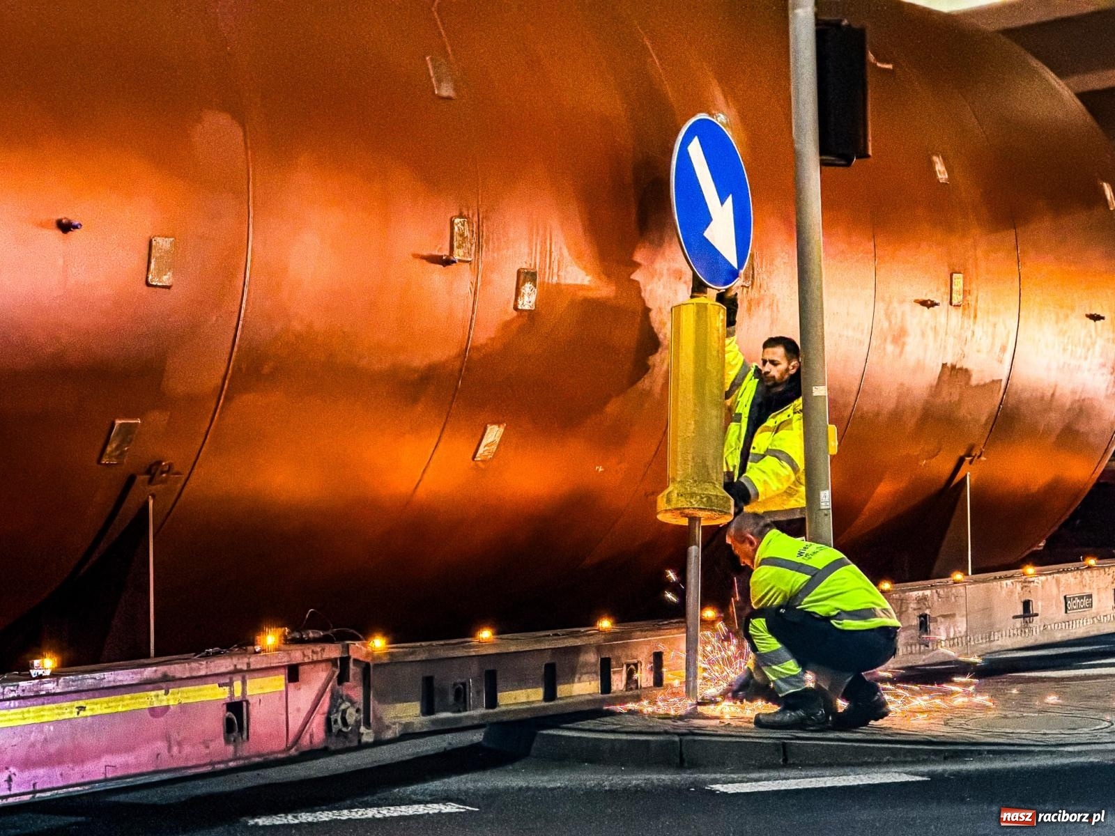 Zdjęcie w galerii na portalu naszraciborz.pl: Potężny akumulator ruszył z Raciborza do Żywca. Nie obyło się bez problemów [FOTO i WIDEO] wiadomości z regionu