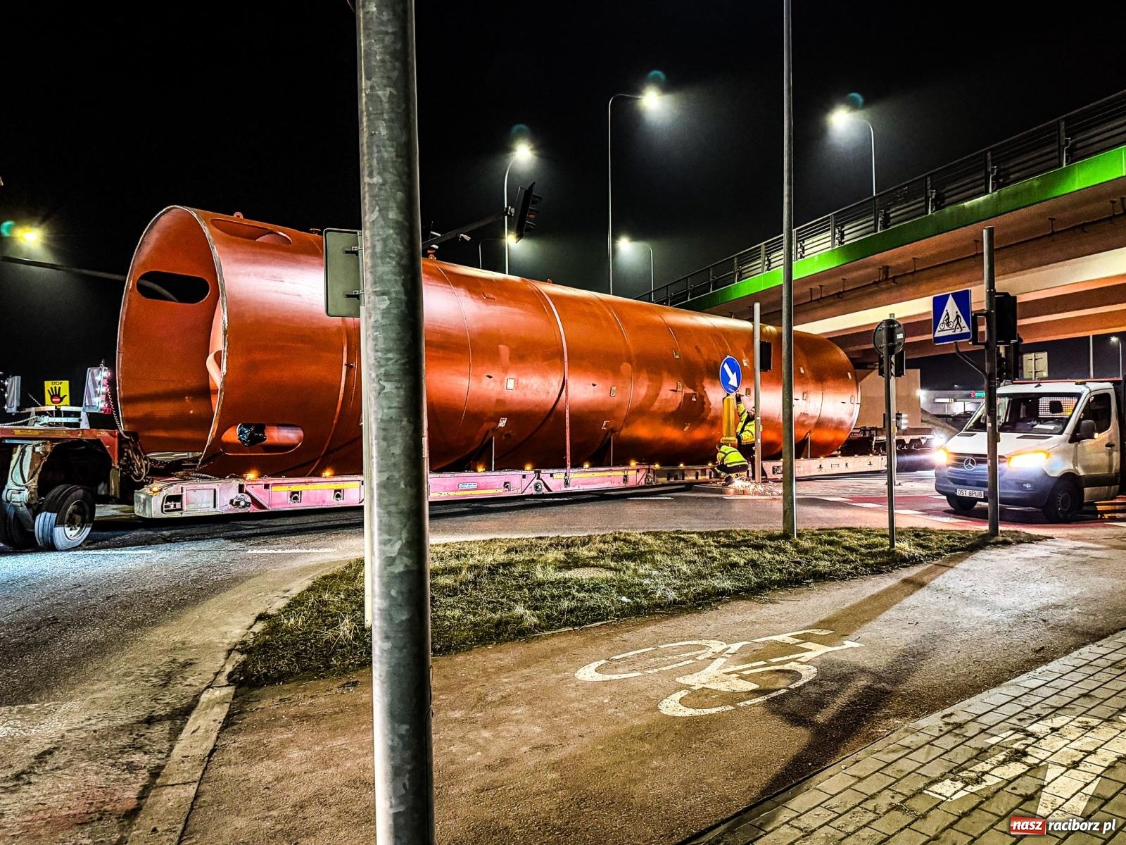 Zdjęcie w galerii na portalu naszraciborz.pl: Potężny akumulator ruszył z Raciborza do Żywca. Nie obyło się bez problemów [FOTO i WIDEO] wiadomości z regionu