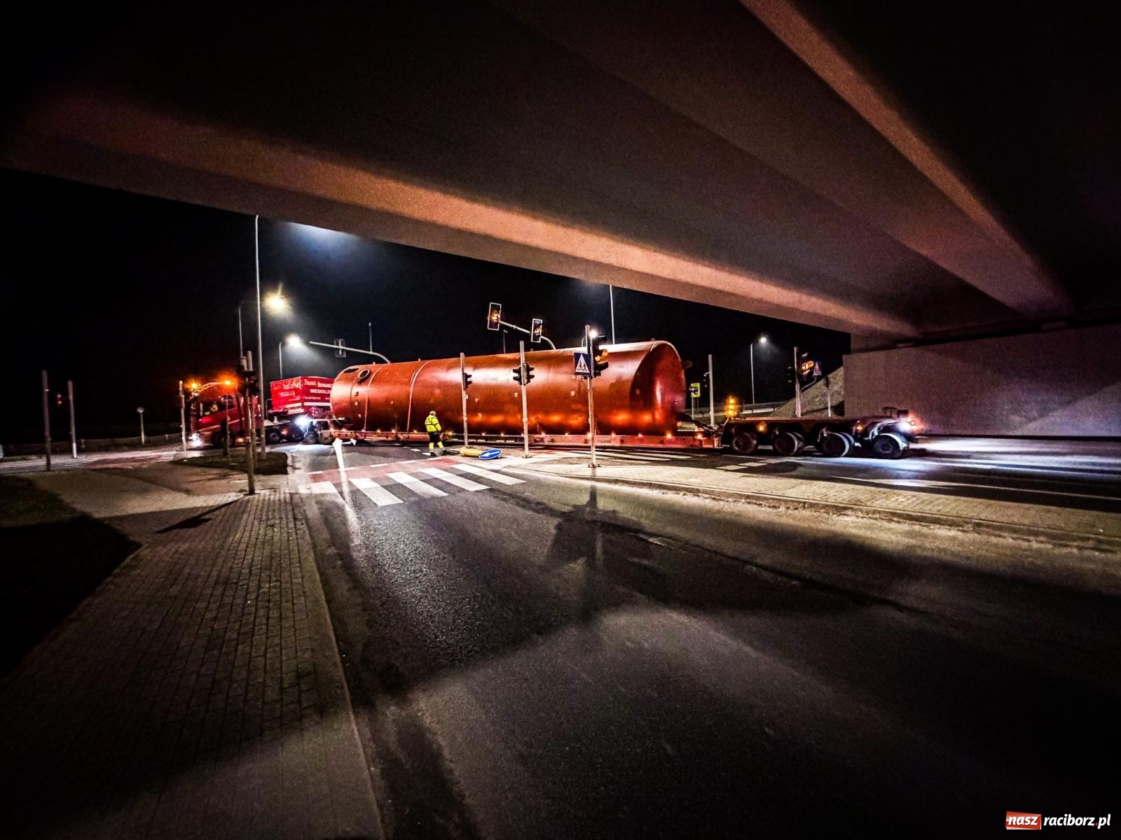 Zdjęcie w galerii na portalu naszraciborz.pl: Potężny akumulator ruszył z Raciborza do Żywca. Nie obyło się bez problemów [FOTO i WIDEO] wiadomości z regionu