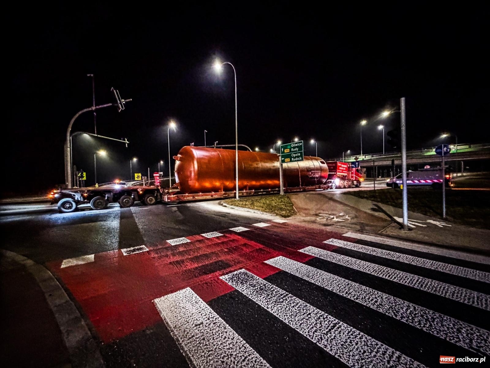 Zdjęcie w galerii na portalu naszraciborz.pl: Potężny akumulator ruszył z Raciborza do Żywca. Nie obyło się bez problemów [FOTO i WIDEO] wiadomości z regionu