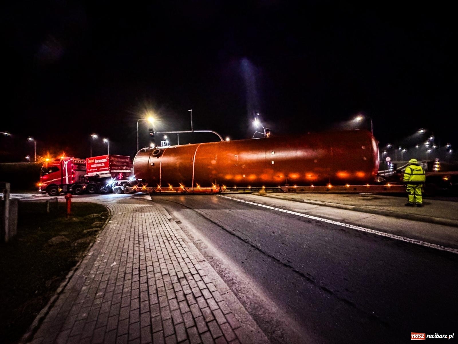 Zdjęcie w galerii na portalu naszraciborz.pl: Potężny akumulator ruszył z Raciborza do Żywca. Nie obyło się bez problemów [FOTO i WIDEO] wiadomości z regionu