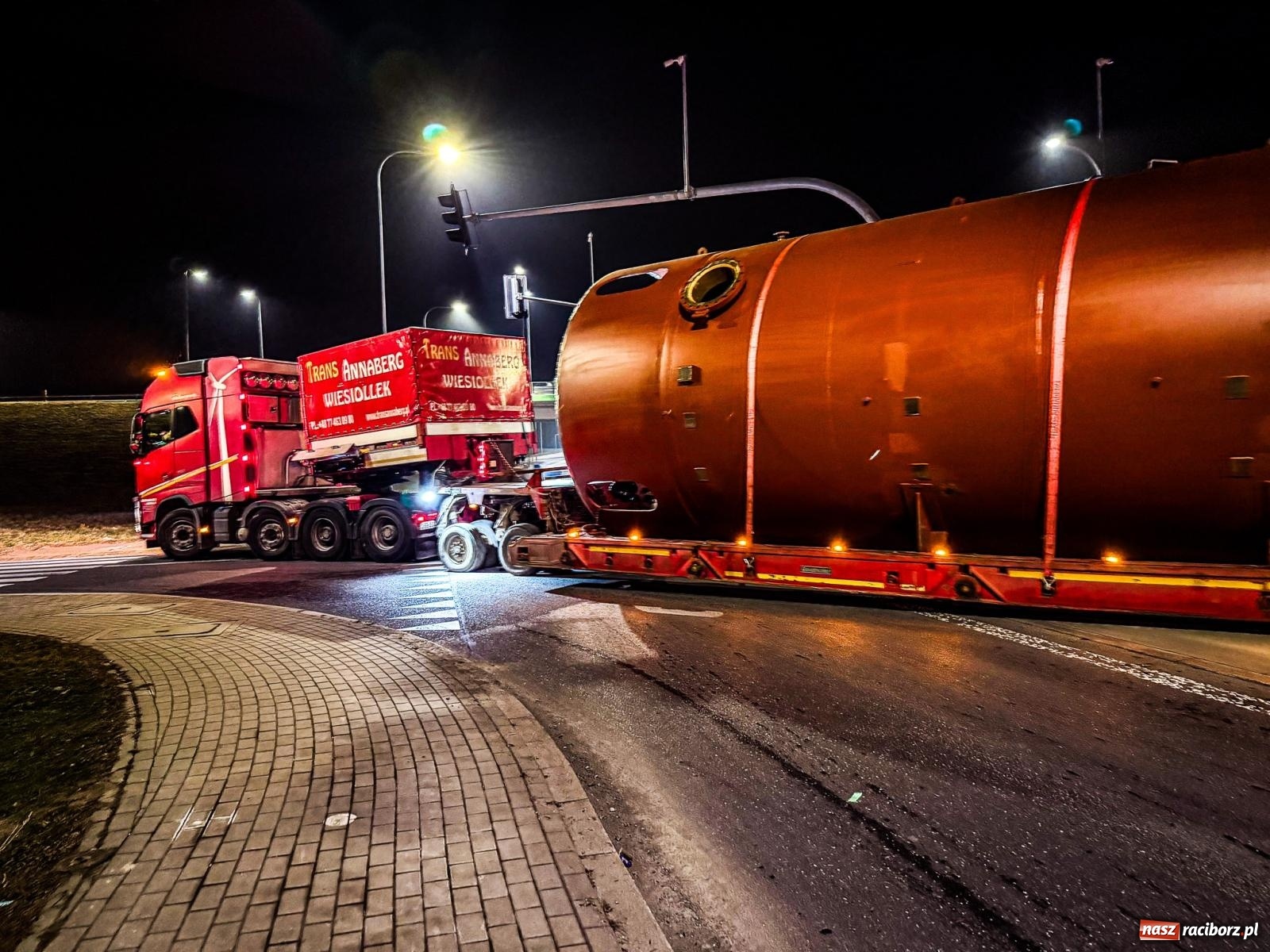 Zdjęcie w galerii na portalu naszraciborz.pl: Potężny akumulator ruszył z Raciborza do Żywca. Nie obyło się bez problemów [FOTO i WIDEO] wiadomości z regionu