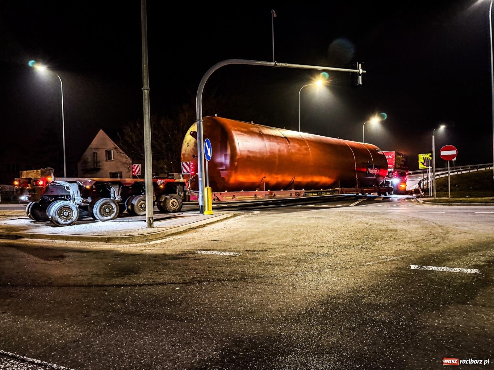 Zdjęcie w galerii na portalu naszraciborz.pl: Potężny akumulator ruszył z Raciborza do Żywca. Nie obyło się bez problemów [FOTO i WIDEO] wiadomości z regionu