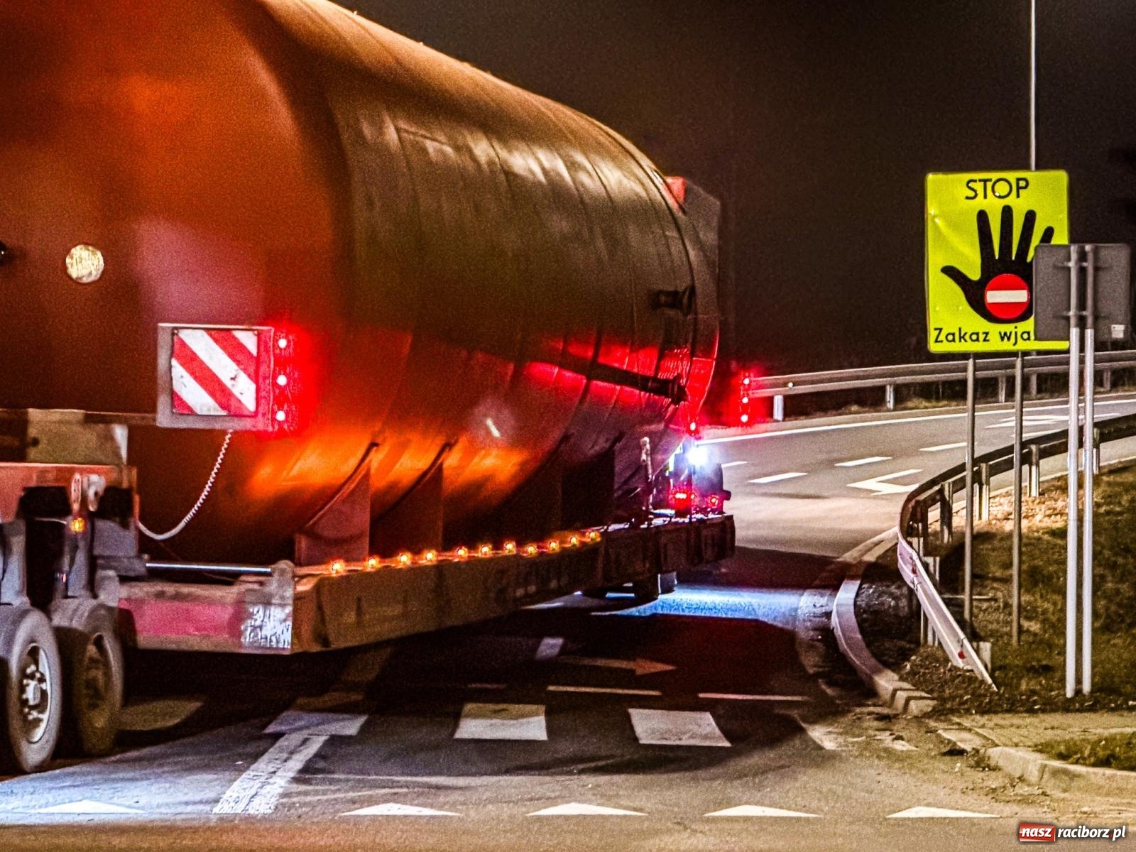 Zdjęcie w galerii na portalu naszraciborz.pl: Potężny akumulator ruszył z Raciborza do Żywca. Nie obyło się bez problemów [FOTO i WIDEO] wiadomości z regionu