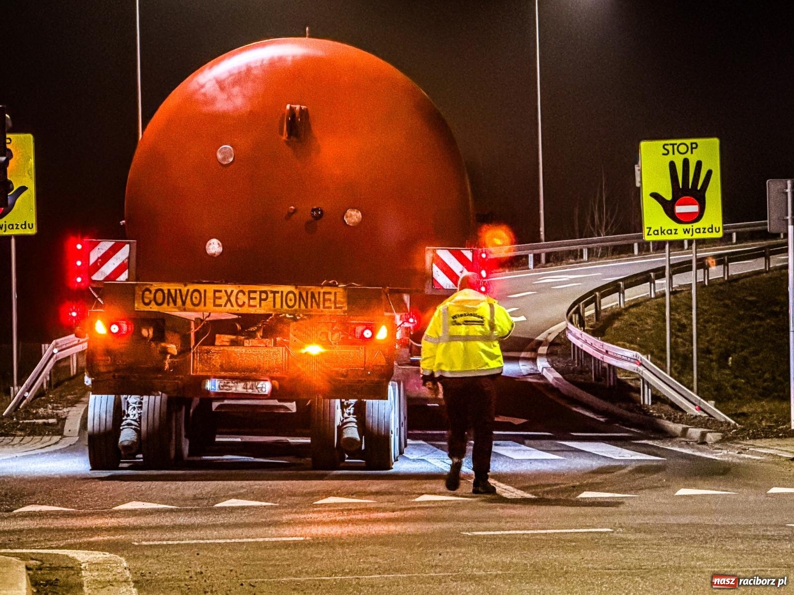 Zdjęcie w galerii na portalu naszraciborz.pl: Potężny akumulator ruszył z Raciborza do Żywca. Nie obyło się bez problemów [FOTO i WIDEO] wiadomości z regionu