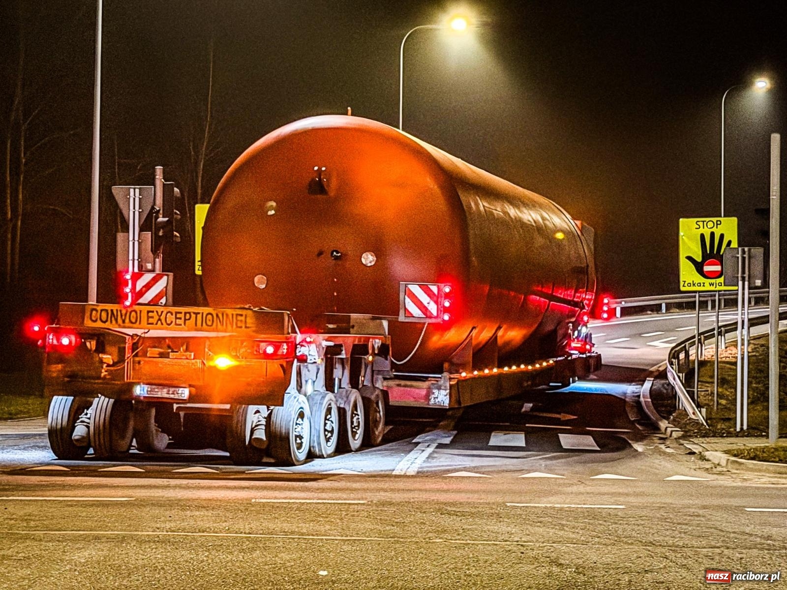 Zdjęcie w galerii na portalu naszraciborz.pl: Potężny akumulator ruszył z Raciborza do Żywca. Nie obyło się bez problemów [FOTO i WIDEO] wiadomości z regionu