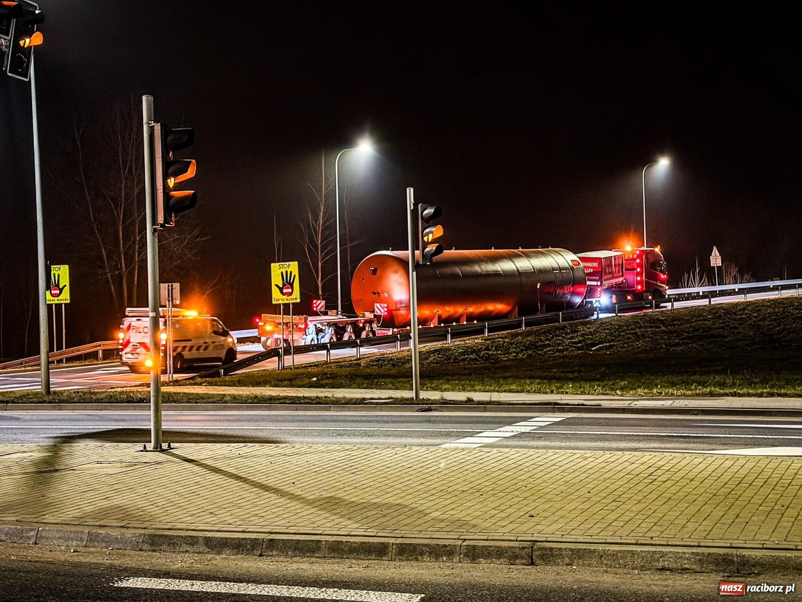 Zdjęcie w galerii na portalu naszraciborz.pl: Potężny akumulator ruszył z Raciborza do Żywca. Nie obyło się bez problemów [FOTO i WIDEO] wiadomości z regionu