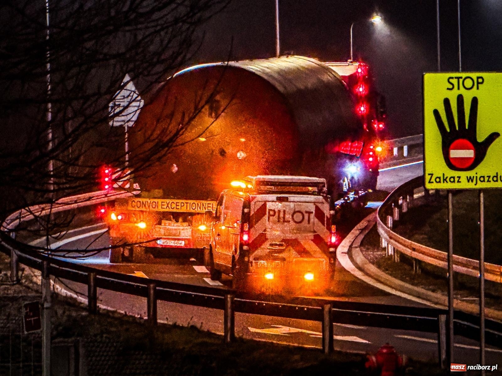 Zdjęcie w galerii na portalu naszraciborz.pl: Potężny akumulator ruszył z Raciborza do Żywca. Nie obyło się bez problemów [FOTO i WIDEO] wiadomości z regionu