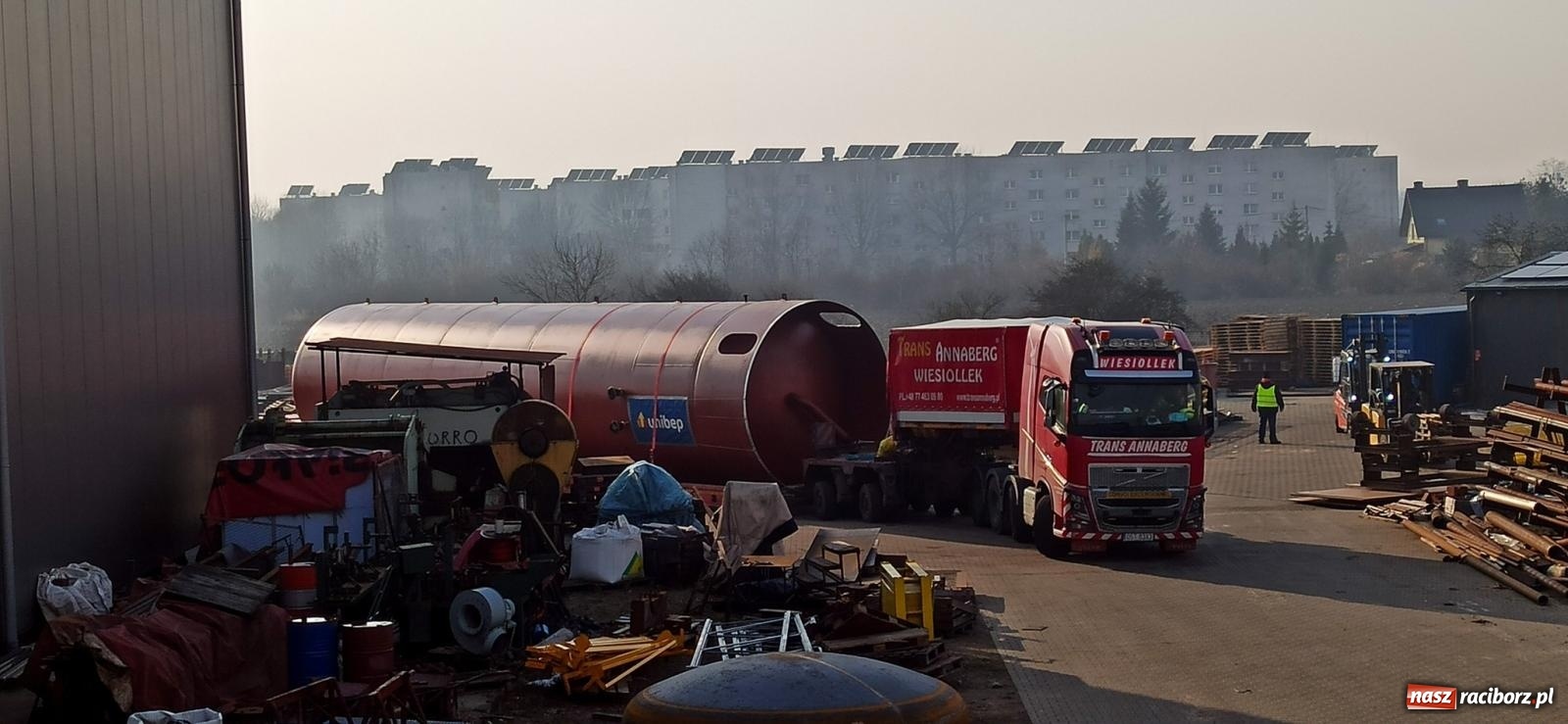 Zdjęcie w galerii na portalu naszraciborz.pl: Potężny akumulator ruszył z Raciborza do Żywca. Nie obyło się bez problemów [FOTO i WIDEO] wiadomości z regionu