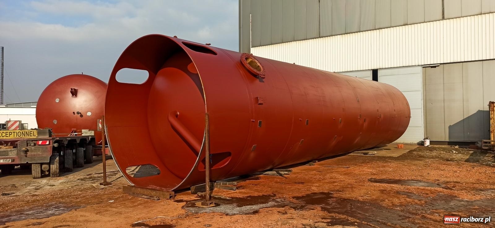 Zdjęcie w galerii na portalu naszraciborz.pl: Potężny akumulator ruszył z Raciborza do Żywca. Nie obyło się bez problemów [FOTO i WIDEO] wiadomości z regionu