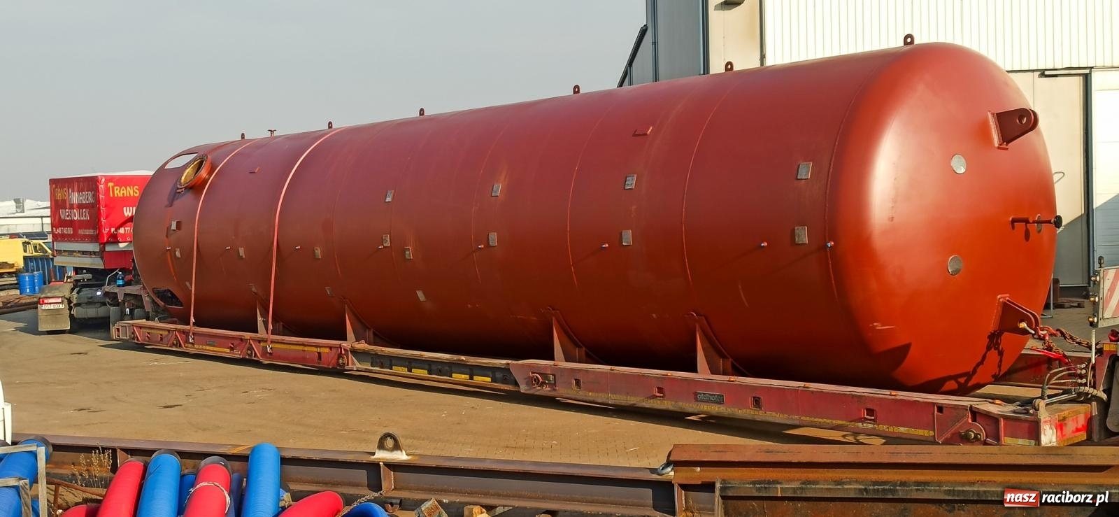 Zdjęcie w galerii na portalu naszraciborz.pl: Potężny akumulator ruszył z Raciborza do Żywca. Nie obyło się bez problemów [FOTO i WIDEO] wiadomości z regionu