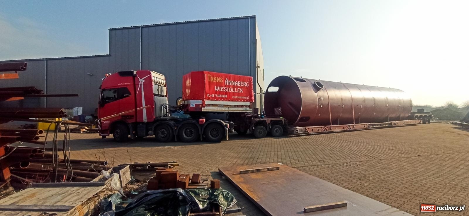 Zdjęcie w galerii na portalu naszraciborz.pl: Potężny akumulator ruszył z Raciborza do Żywca. Nie obyło się bez problemów [FOTO i WIDEO] wiadomości z regionu