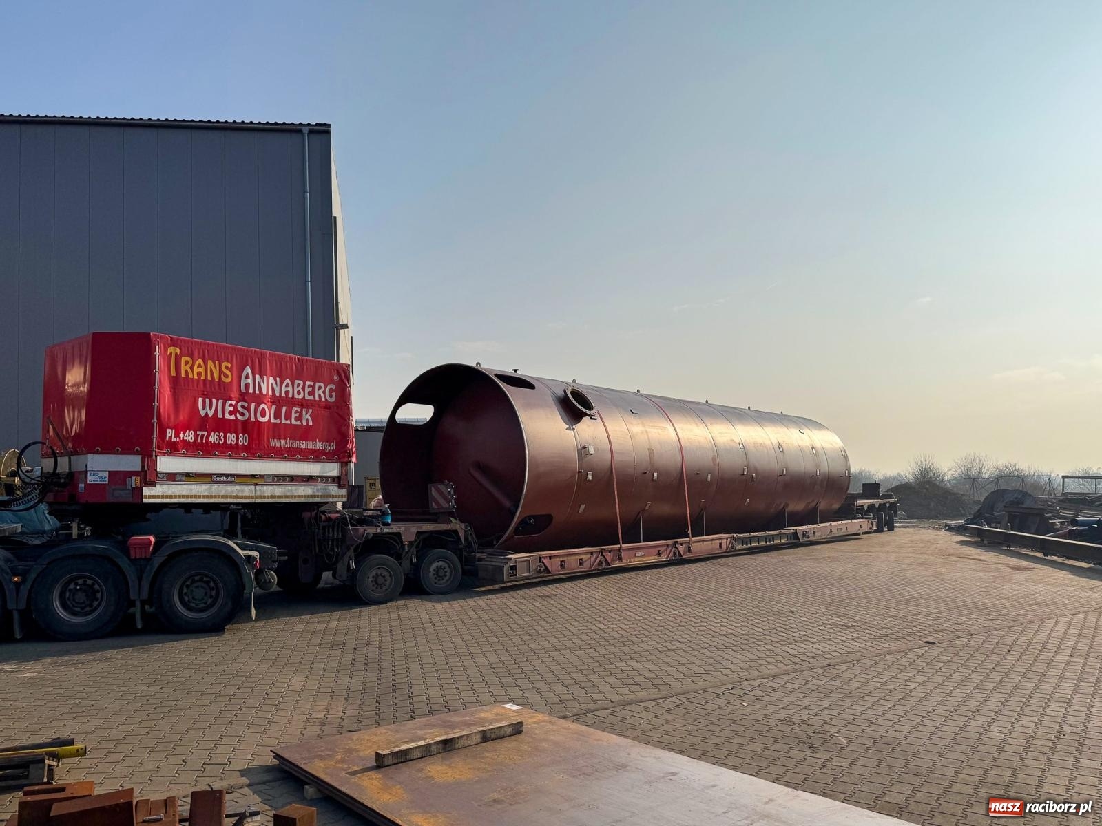 Zdjęcie w galerii na portalu naszraciborz.pl: Potężny akumulator ruszył z Raciborza do Żywca. Nie obyło się bez problemów [FOTO i WIDEO] wiadomości z regionu