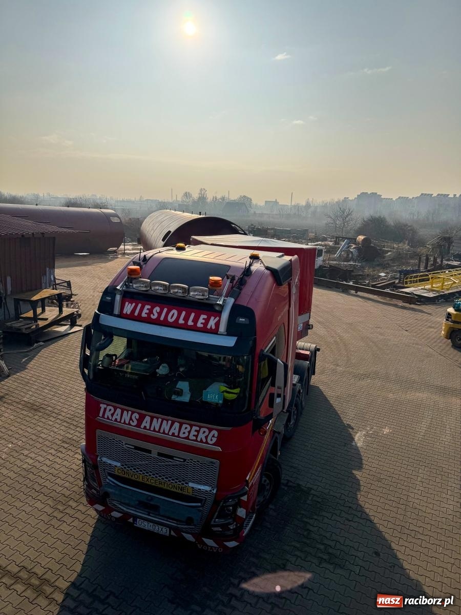 Zdjęcie w galerii na portalu naszraciborz.pl: Potężny akumulator ruszył z Raciborza do Żywca. Nie obyło się bez problemów [FOTO i WIDEO] wiadomości z regionu