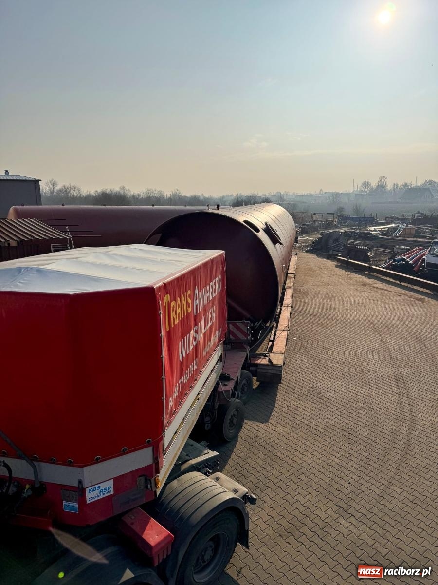 Zdjęcie w galerii na portalu naszraciborz.pl: Potężny akumulator ruszył z Raciborza do Żywca. Nie obyło się bez problemów [FOTO i WIDEO] wiadomości z regionu