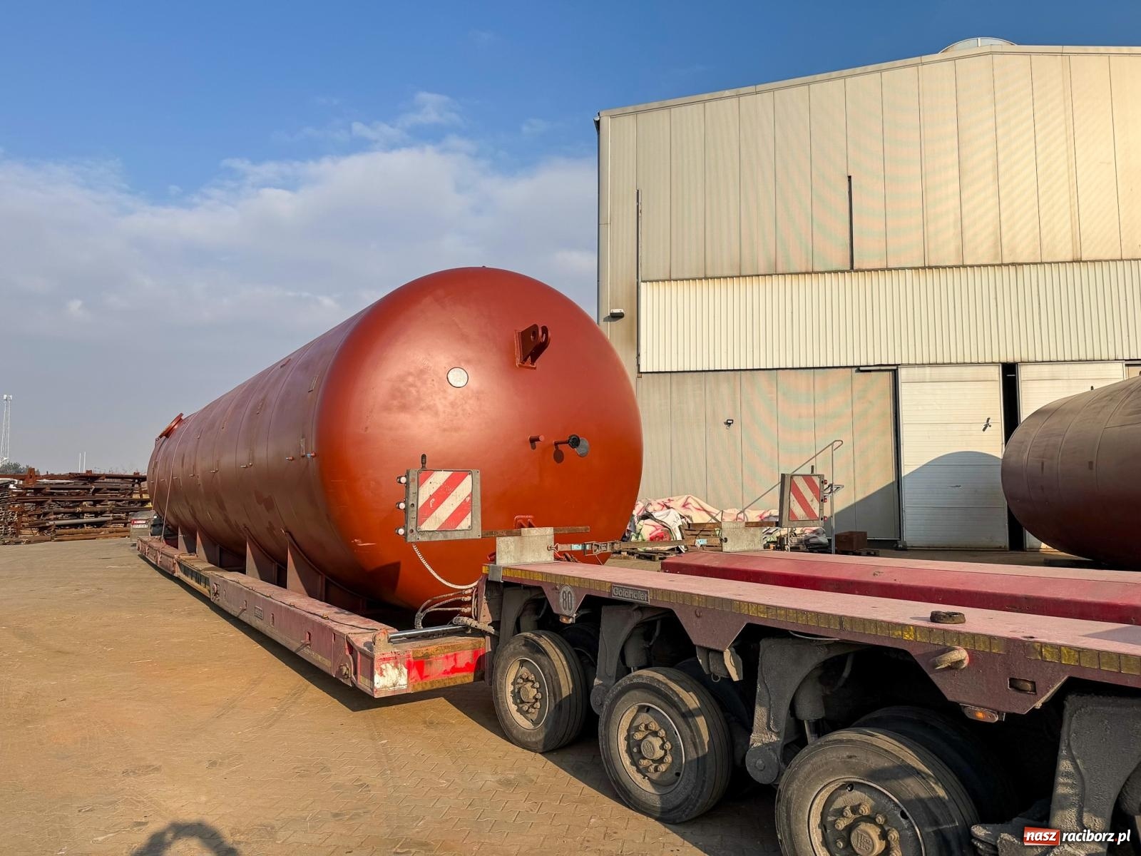 Zdjęcie w galerii na portalu naszraciborz.pl: Potężny akumulator ruszył z Raciborza do Żywca. Nie obyło się bez problemów [FOTO i WIDEO] wiadomości z regionu