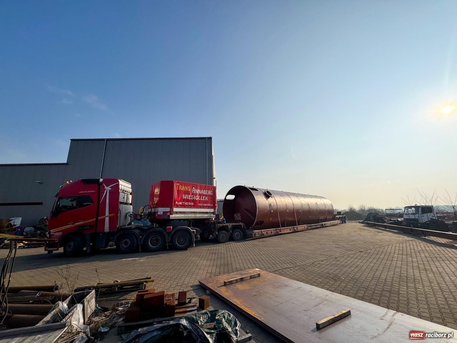 Zdjęcie w galerii na portalu naszraciborz.pl: Potężny akumulator ruszył z Raciborza do Żywca. Nie obyło się bez problemów [FOTO i WIDEO] wiadomości z regionu