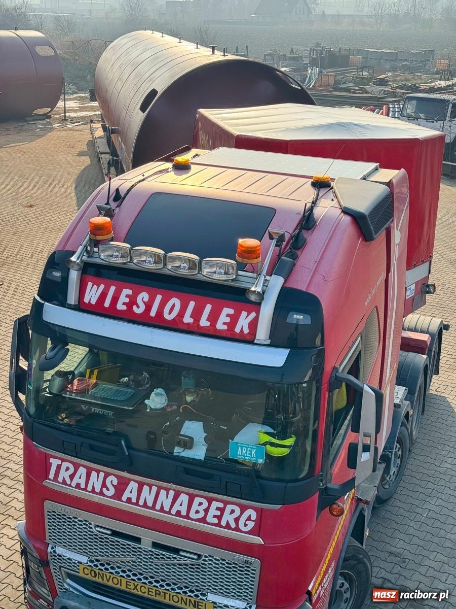 Zdjęcie w galerii na portalu naszraciborz.pl: Potężny akumulator ruszył z Raciborza do Żywca. Nie obyło się bez problemów [FOTO i WIDEO] wiadomości z regionu