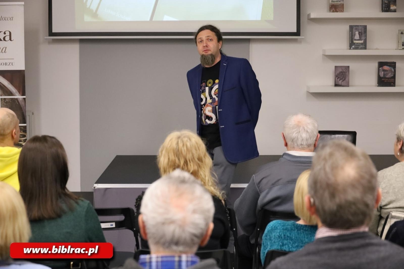 Zdjęcie w galerii na portalu naszraciborz.pl: Niezwykła opowieść o losach śląskiej rodziny, czyli spotkanie z Łukaszem Schubertem w bibliotece wiadomości z regionu