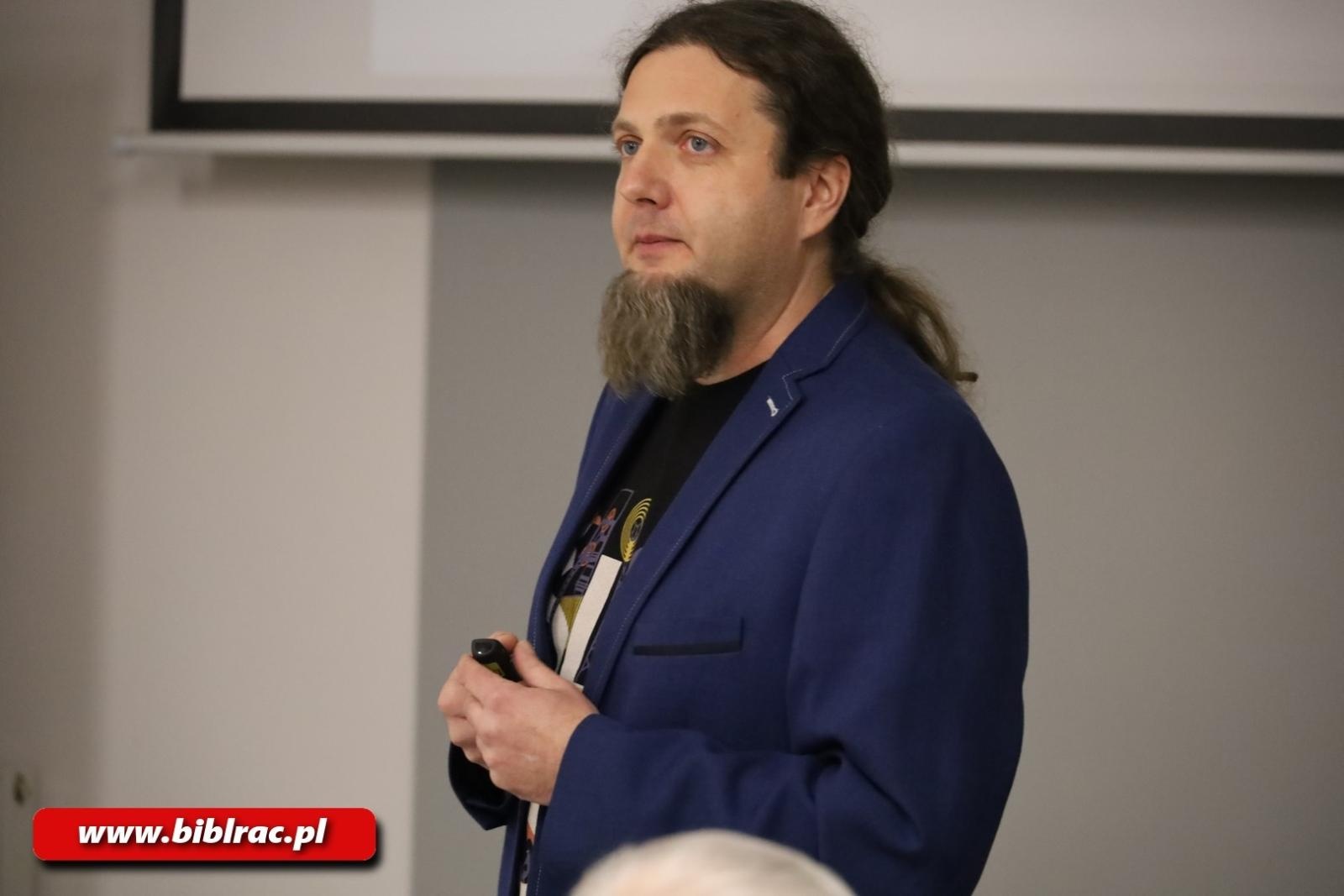 Zdjęcie w galerii na portalu naszraciborz.pl: Niezwykła opowieść o losach śląskiej rodziny, czyli spotkanie z Łukaszem Schubertem w bibliotece wiadomości z regionu