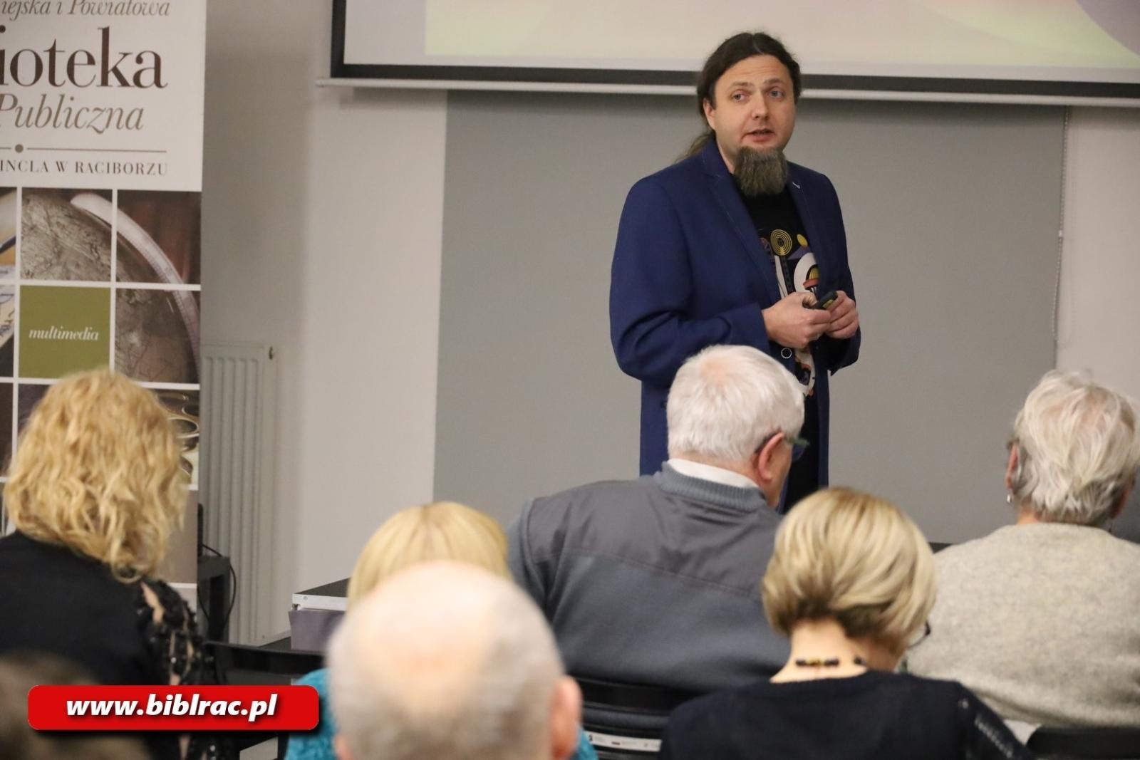 Zdjęcie w galerii na portalu naszraciborz.pl: Niezwykła opowieść o losach śląskiej rodziny, czyli spotkanie z Łukaszem Schubertem w bibliotece wiadomości z regionu