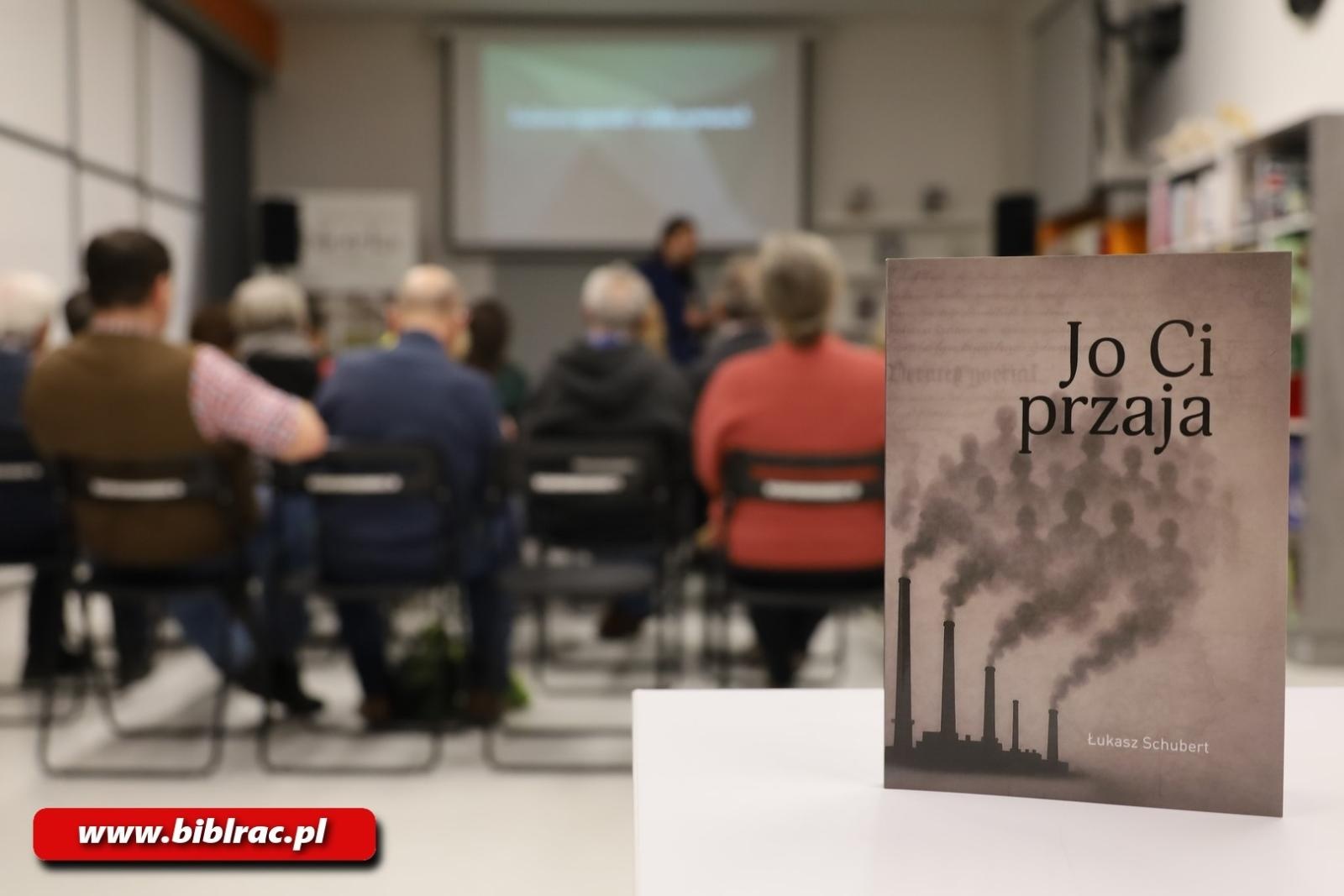 Zdjęcie w galerii na portalu naszraciborz.pl: Niezwykła opowieść o losach śląskiej rodziny, czyli spotkanie z Łukaszem Schubertem w bibliotece wiadomości z regionu