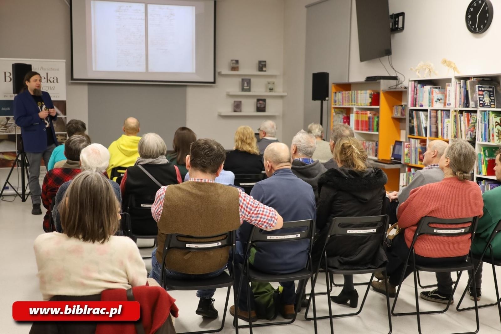 Zdjęcie w galerii na portalu naszraciborz.pl: Niezwykła opowieść o losach śląskiej rodziny, czyli spotkanie z Łukaszem Schubertem w bibliotece wiadomości z regionu
