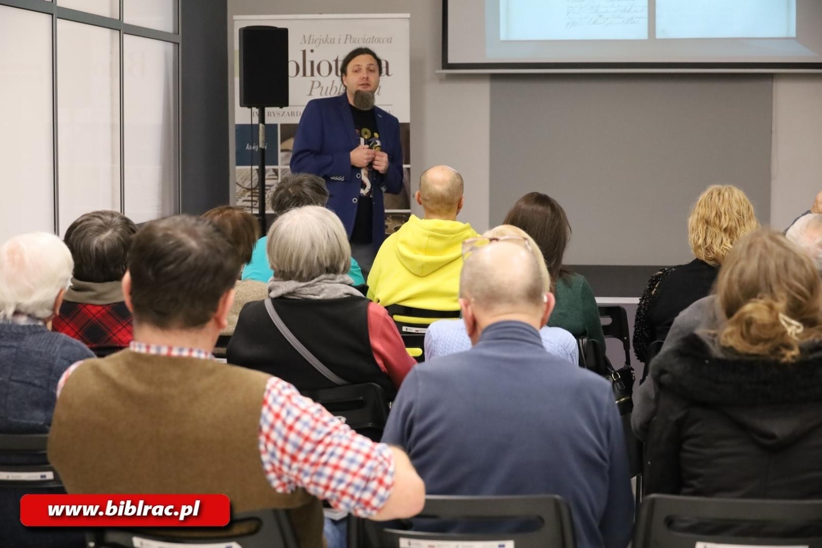 Zdjęcie w galerii na portalu naszraciborz.pl: Niezwykła opowieść o losach śląskiej rodziny, czyli spotkanie z Łukaszem Schubertem w bibliotece wiadomości z regionu