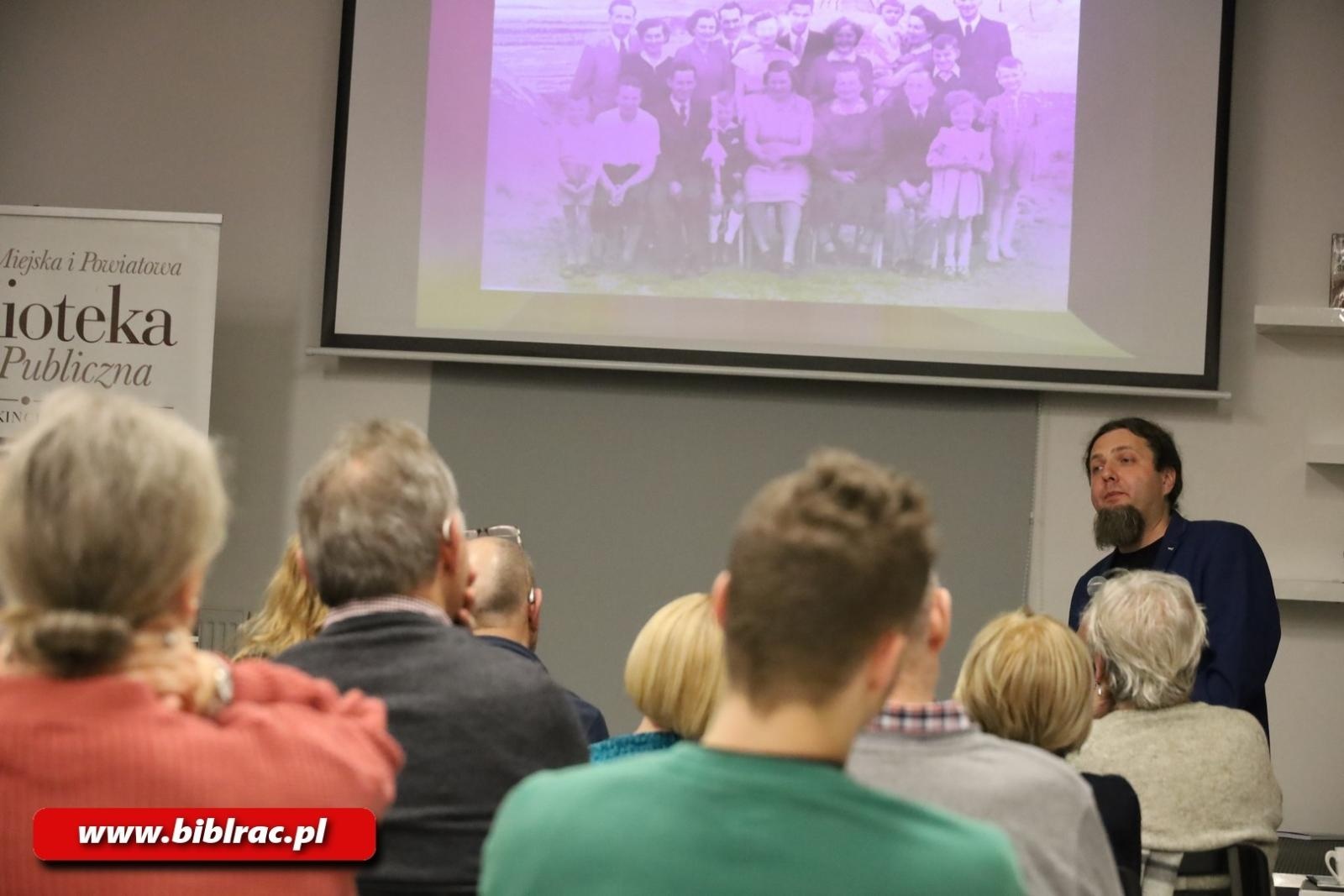 Zdjęcie w galerii na portalu naszraciborz.pl: Niezwykła opowieść o losach śląskiej rodziny, czyli spotkanie z Łukaszem Schubertem w bibliotece wiadomości z regionu