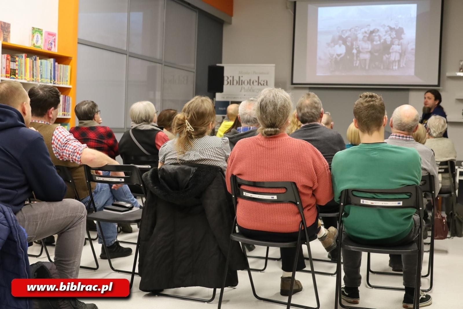 Zdjęcie w galerii na portalu naszraciborz.pl: Niezwykła opowieść o losach śląskiej rodziny, czyli spotkanie z Łukaszem Schubertem w bibliotece wiadomości z regionu