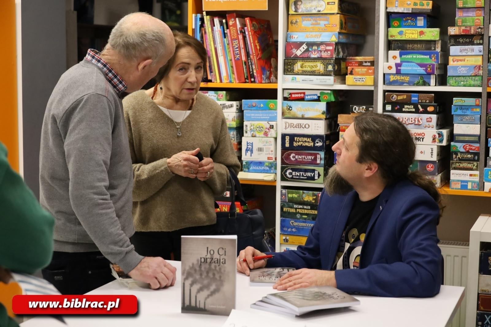 Zdjęcie w galerii na portalu naszraciborz.pl: Niezwykła opowieść o losach śląskiej rodziny, czyli spotkanie z Łukaszem Schubertem w bibliotece wiadomości z regionu