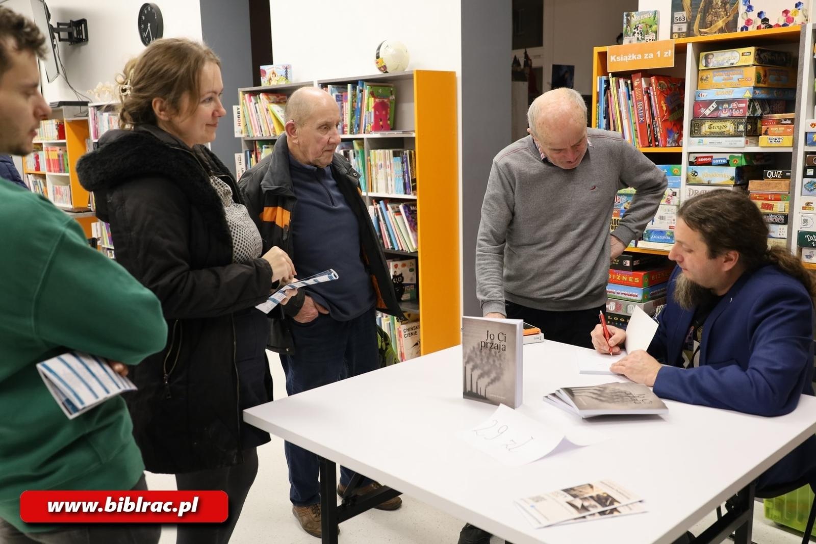 Zdjęcie w galerii na portalu naszraciborz.pl: Niezwykła opowieść o losach śląskiej rodziny, czyli spotkanie z Łukaszem Schubertem w bibliotece wiadomości z regionu