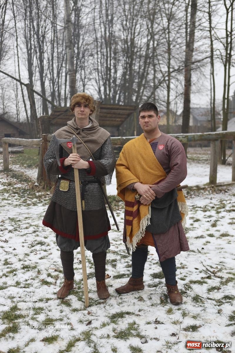 Zdjęcie w galerii na portalu naszraciborz.pl: Morsy i ognisko w Grodzie – wspólne spotkanie mieszkańców i wsparcie dla WOŚP [FOTO i WIDEO] wiadomości z regionu