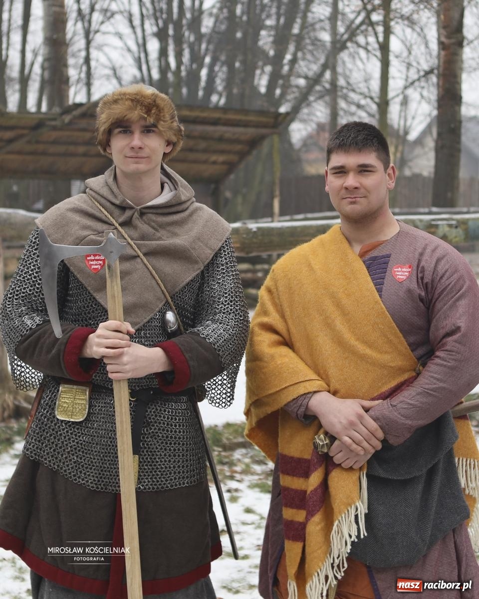 Zdjęcie w galerii na portalu naszraciborz.pl: Morsy i ognisko w Grodzie – wspólne spotkanie mieszkańców i wsparcie dla WOŚP [FOTO i WIDEO] wiadomości z regionu