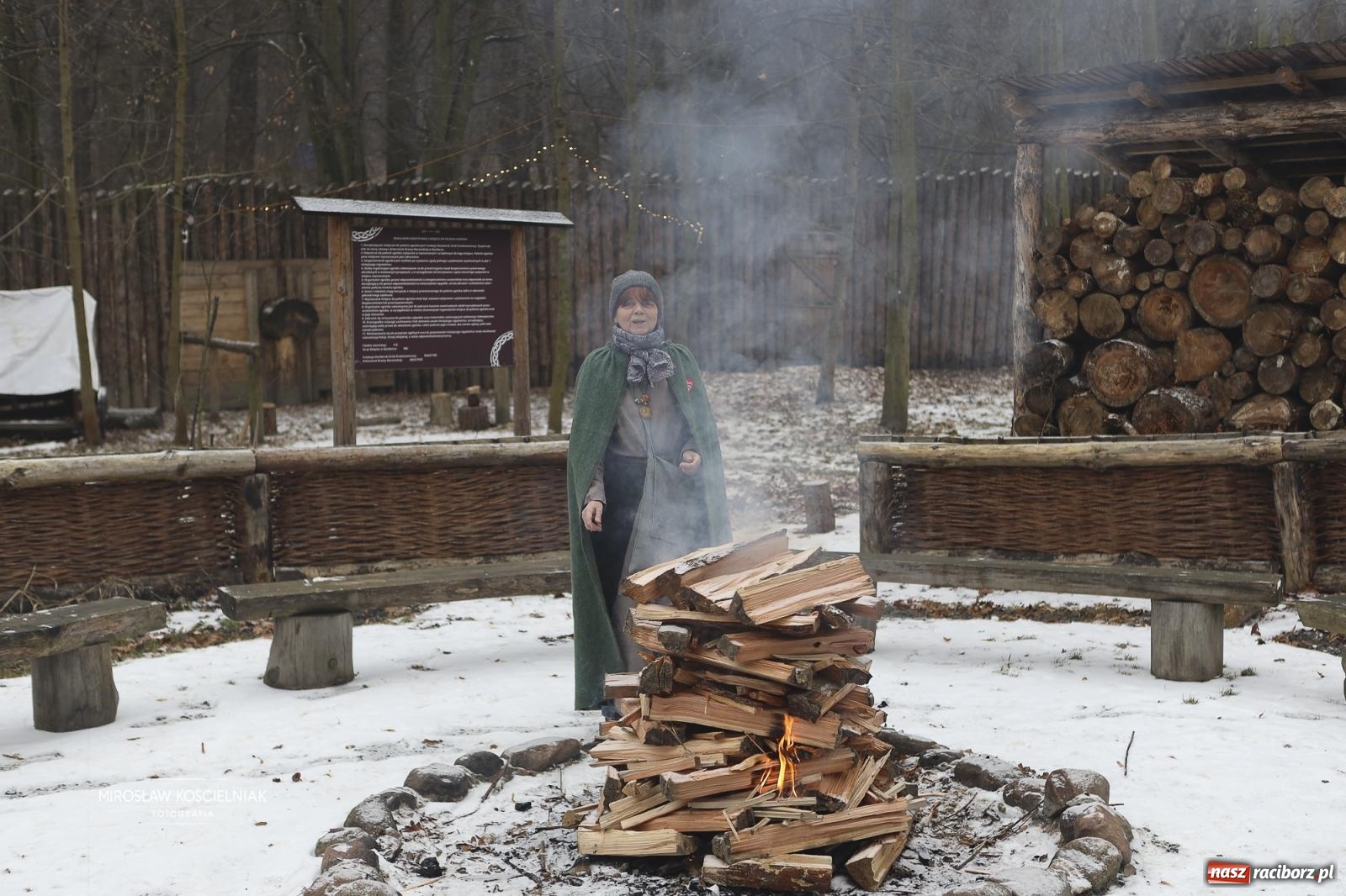 Zdjęcie w galerii na portalu naszraciborz.pl: Morsy i ognisko w Grodzie – wspólne spotkanie mieszkańców i wsparcie dla WOŚP [FOTO i WIDEO] wiadomości z regionu