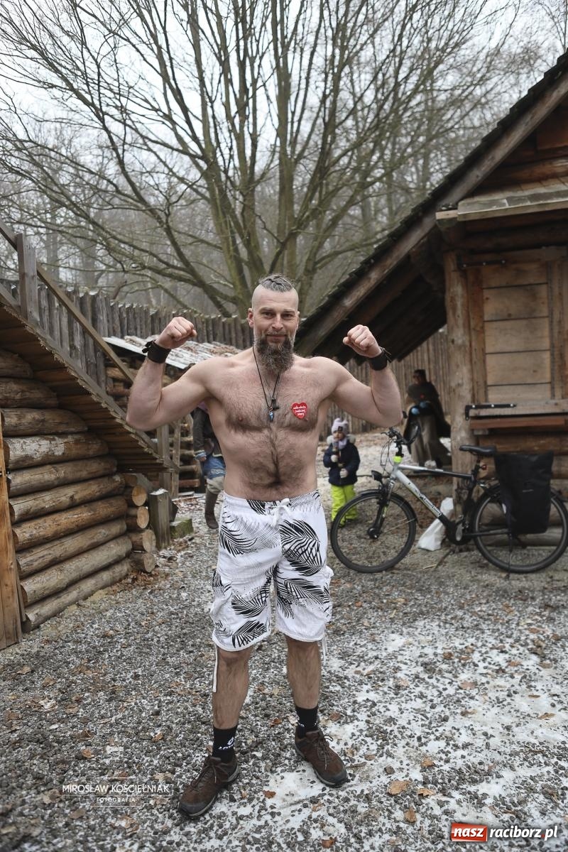 Zdjęcie w galerii na portalu naszraciborz.pl: Morsy i ognisko w Grodzie – wspólne spotkanie mieszkańców i wsparcie dla WOŚP [FOTO i WIDEO] wiadomości z regionu