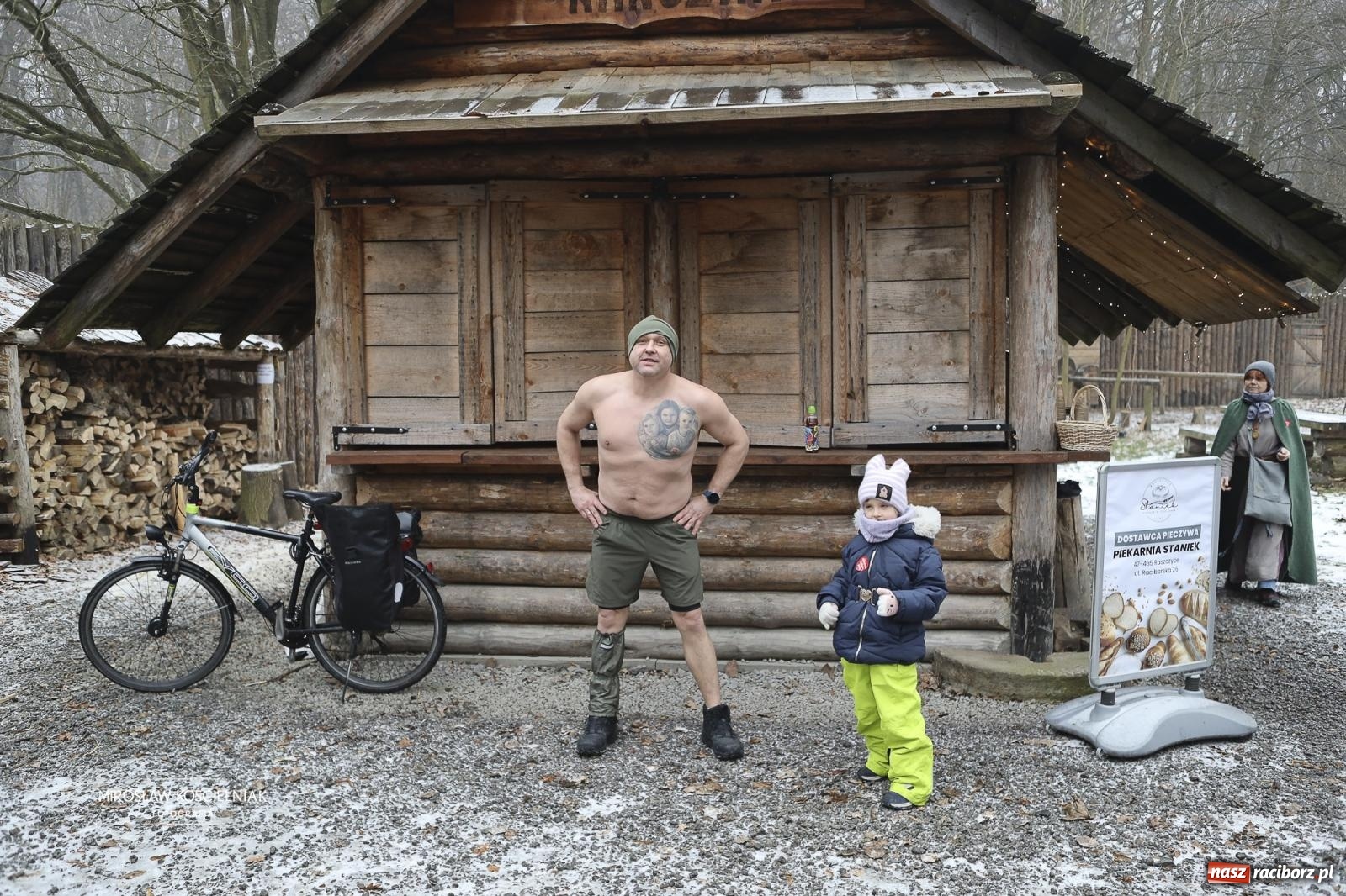 Zdjęcie w galerii na portalu naszraciborz.pl: Morsy i ognisko w Grodzie – wspólne spotkanie mieszkańców i wsparcie dla WOŚP [FOTO i WIDEO] wiadomości z regionu