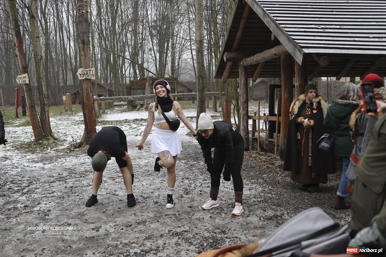 Zdjęcie w galerii na portalu naszraciborz.pl: Morsy i ognisko w Grodzie – wspólne spotkanie mieszkańców i wsparcie dla WOŚP [FOTO i WIDEO] wiadomości z regionu