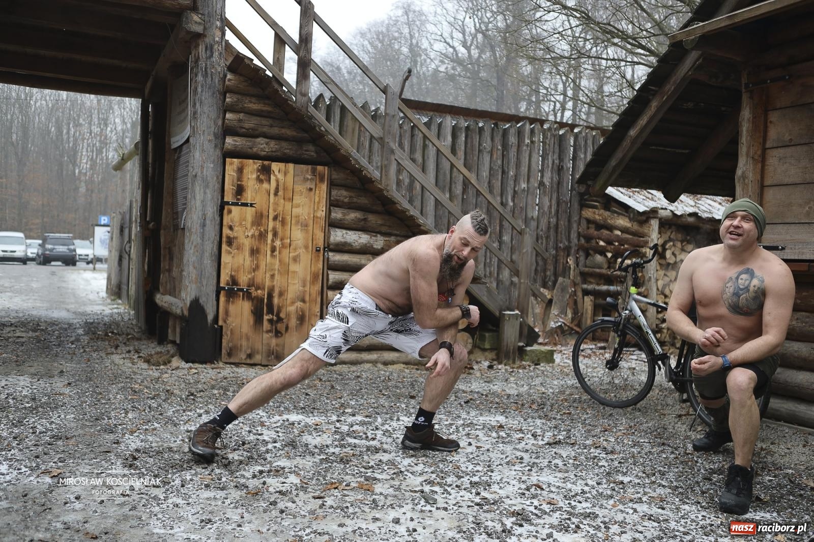 Zdjęcie w galerii na portalu naszraciborz.pl: Morsy i ognisko w Grodzie – wspólne spotkanie mieszkańców i wsparcie dla WOŚP [FOTO i WIDEO] wiadomości z regionu